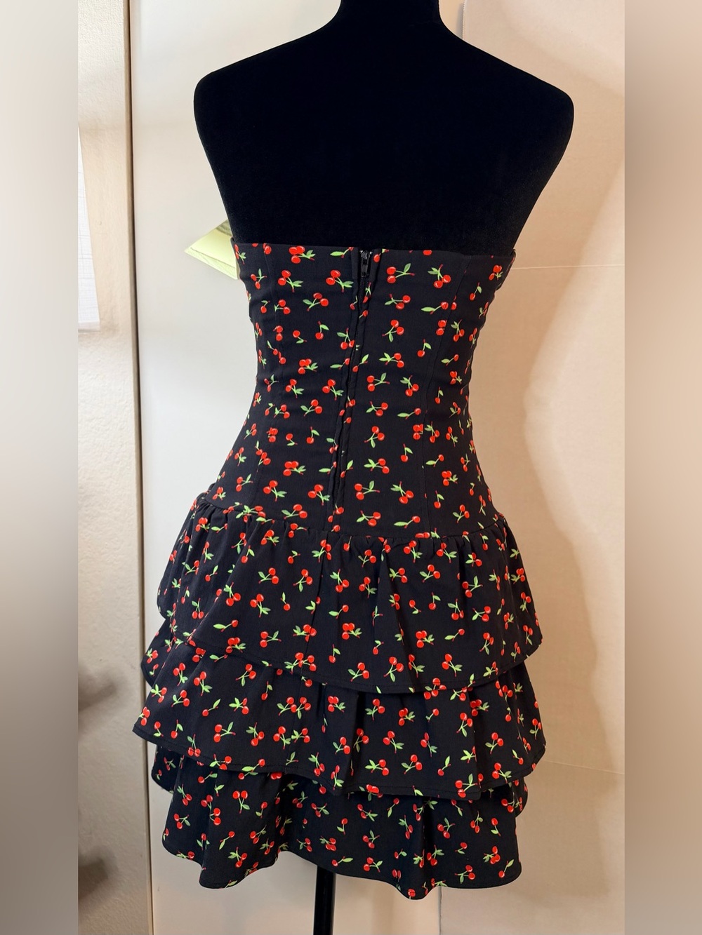 Whimsy-Goth Emerald Sundae Juniors' Cherry-print Strapless Tiered Mini Dress XS - Picture 4 of 9